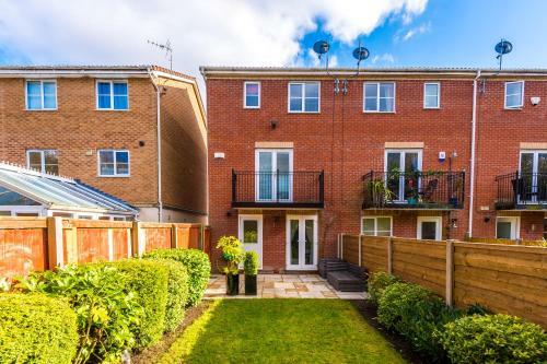 ? 3 Bed House ? Leisure/business ? Free Parking