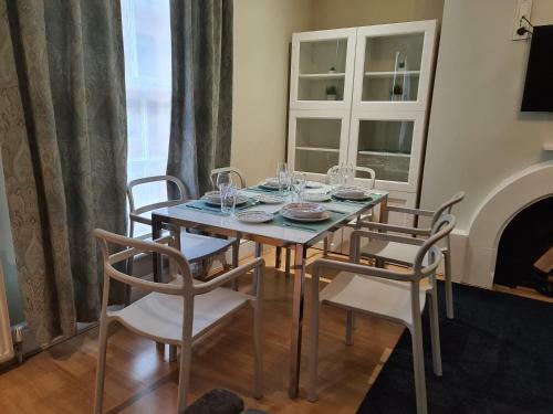 Stylish 2 Bedroom Apartment, Leeds Centre + Free Parking