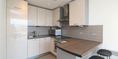 *city View* 1 Bedroom Central Apartment With Balcony