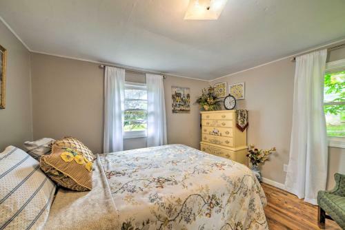 Cheerful Grand Rivers Cottage, Half Mi To Lake