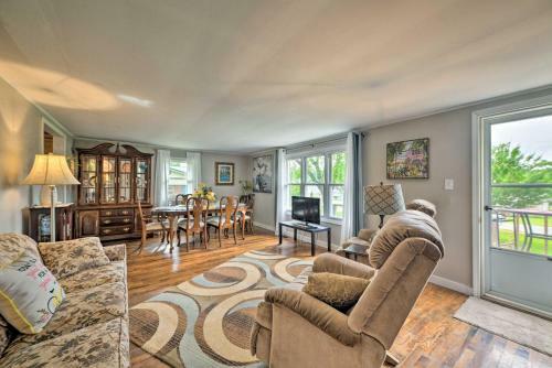 Cheerful Grand Rivers Cottage, Half Mi To Lake