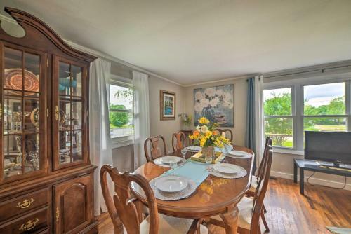 Cheerful Grand Rivers Cottage, Half Mi To Lake