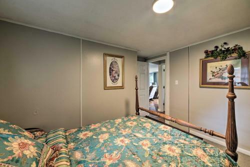 Cheerful Grand Rivers Cottage, Half Mi To Lake