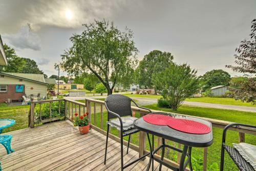 Cheerful Grand Rivers Cottage, Half Mi To Lake