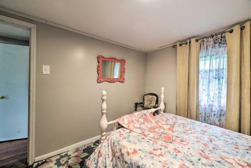 Cheerful Grand Rivers Cottage, Half Mi To Lake