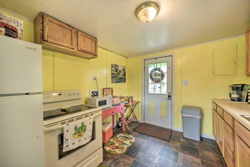 Cheerful Grand Rivers Cottage, Half Mi To Lake