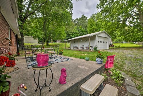Cheerful Grand Rivers Cottage, Half Mi To Lake