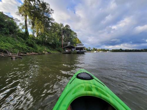 2 Story Houseboat Kayakfish Pets