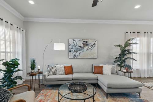 Luxe, Central, & Contemporary - A Modern Utopia!