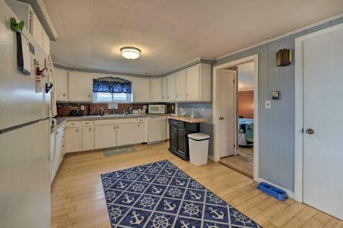 Pet-friendly Togus Pond Home Kayak And Canoe!
