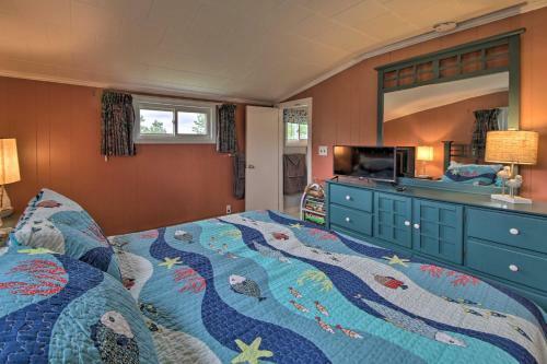 Pet-friendly Togus Pond Home Kayak And Canoe!