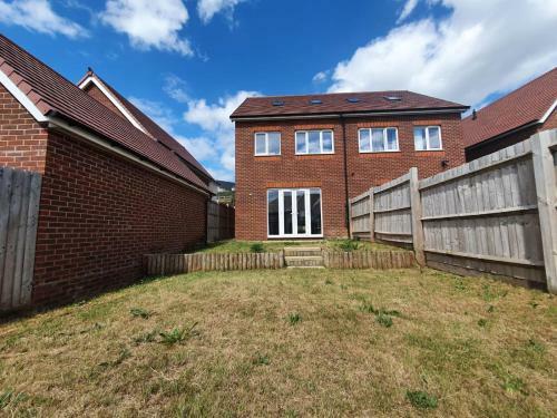 Cheerful 4-bed Townhouse With Free Parking