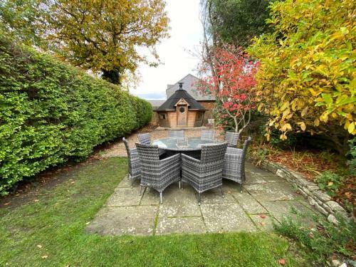 Luxury Central Townhouse, With Bbq Cabin & Parking