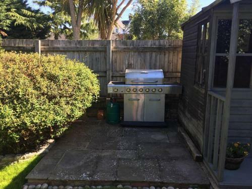 Luxury Central Townhouse, With Bbq Cabin & Parking