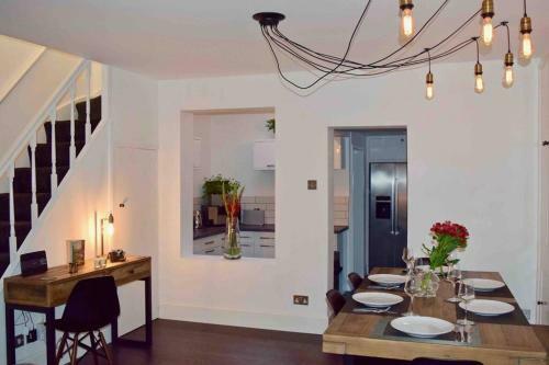 Luxury Central Townhouse, With Bbq Cabin & Parking