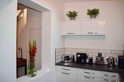 Luxury Central Townhouse, With Bbq Cabin & Parking
