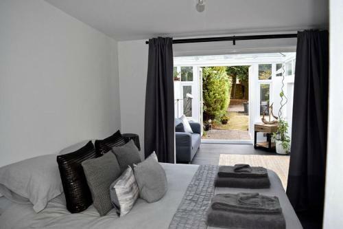 Luxury Central Townhouse, With Bbq Cabin & Parking