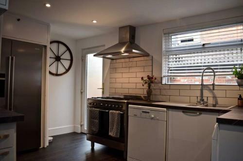 Luxury Central Townhouse, With Bbq Cabin & Parking