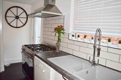 Luxury Central Townhouse, With Bbq Cabin & Parking