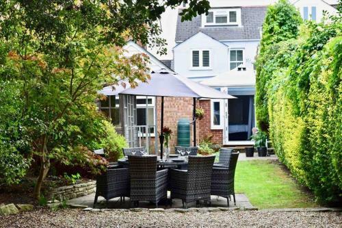 Luxury Central Townhouse, With Bbq Cabin & Parking