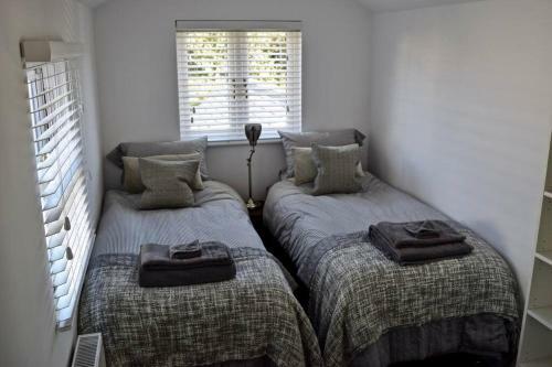Luxury Central Townhouse, With Bbq Cabin & Parking