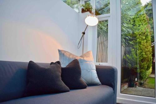 Luxury Central Townhouse, With Bbq Cabin & Parking