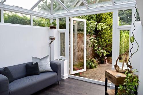 Luxury Central Townhouse, With Bbq Cabin & Parking