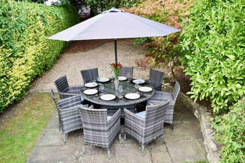 Luxury Central Townhouse, With Bbq Cabin & Parking
