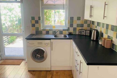 Quiet Coastal Cottage, Perfect For Couples With Dogs