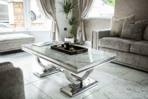 Glamorous Town House With Hot Tub