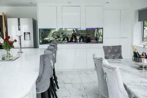 Glamorous Town House With Hot Tub