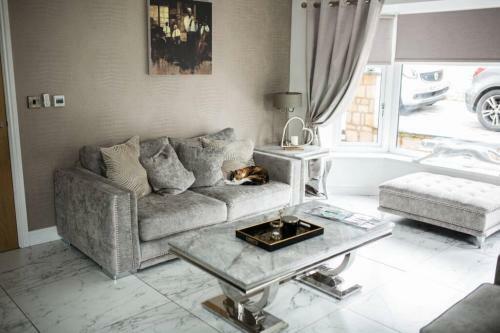 Glamorous Town House With Hot Tub
