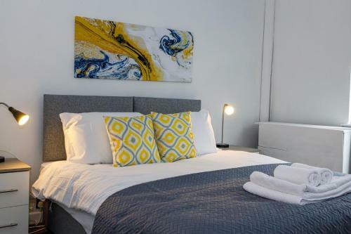 Cosy 3 Bds House W Free Parking, Middleton