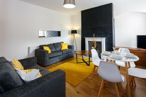 Cosy 3 Bds House W Free Parking, Middleton
