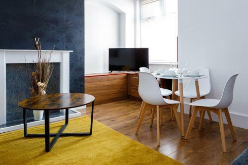 Cosy 3 Bds House W Free Parking, Middleton