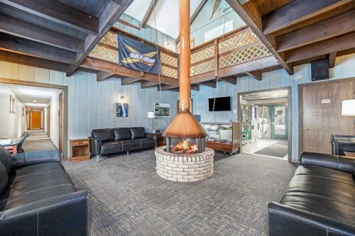 Snow Chasers Lodge - Room 16