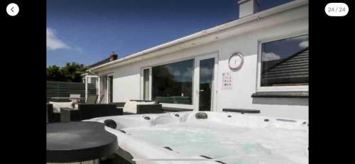 Luxury Bungalow With Hot Tub In Newquay Cornwall