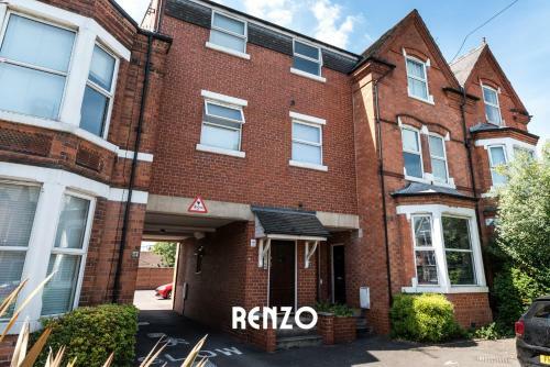 Stunning 2 Bed Apartment With Free Parking & Wifi
