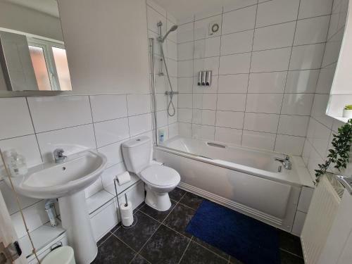 Cosy 2 Bedroom House In Prime Location!