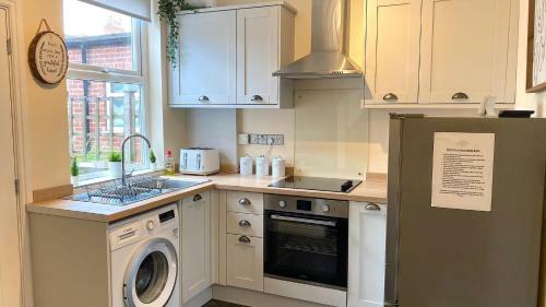 Cosy 2 Bedroom House In Prime Location!