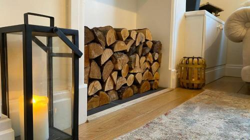 Cosy 2 Bedroom House In Prime Location!