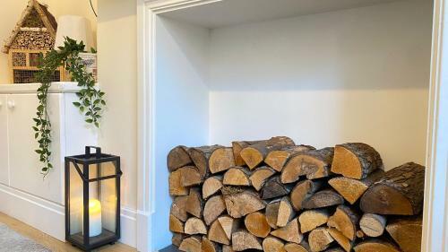Cosy 2 Bedroom House In Prime Location!