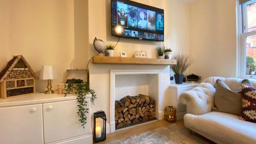 Cosy 2 Bedroom House In Prime Location!