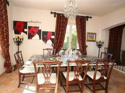 Villa 5 Pi�ces 250 M2 Sur 2 Niveaux Avec Piscine !!!