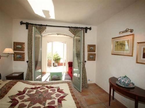 Villa 5 Pi�ces 250 M2 Sur 2 Niveaux Avec Piscine !!!