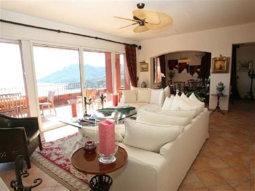 Villa 5 Pi�ces 250 M2 Sur 2 Niveaux Avec Piscine !!!