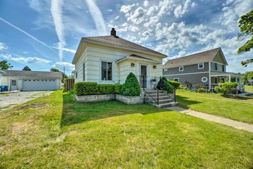 Bright Ludington Home 3 Blocks To The Beach!