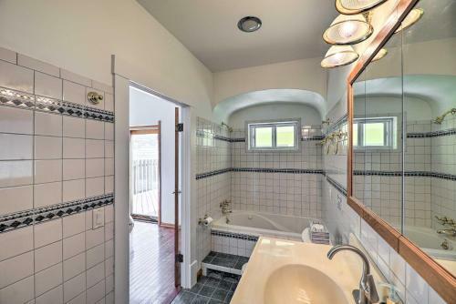 Bright Ludington Home 3 Blocks To The Beach!