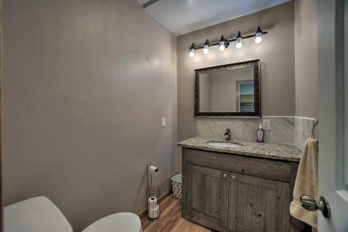 Spacious House On Half Acre Less Than 3 Mi To Beach!