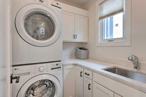 Bright Traverse City Townhome Walk To Beach!